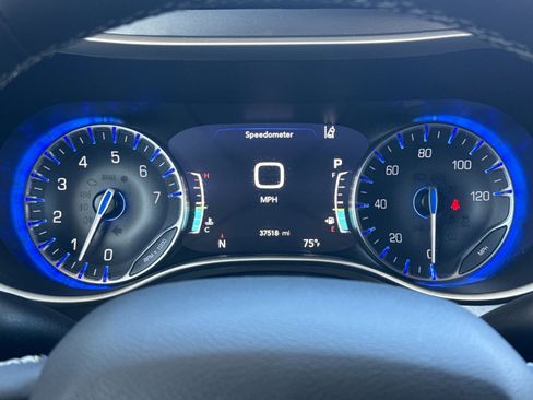 Used 2022 Chrysler Pacifica Touring-L image 25