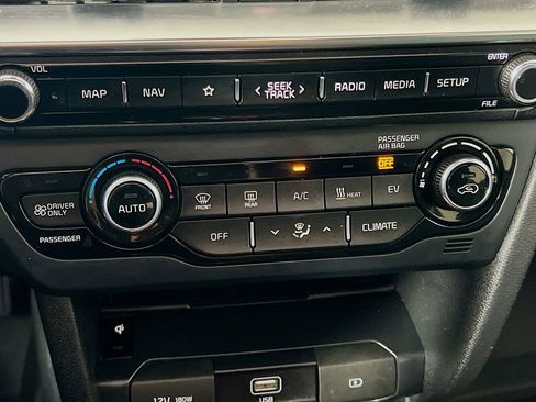 Used 2022 Kia Niro EX Premium image 17