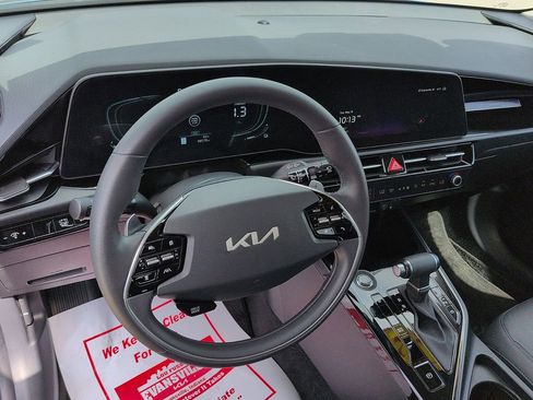 Used 2024 Kia Niro EX FWD image 9