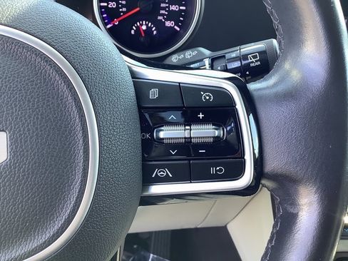 Used 2022 Kia Carnival LX image 12