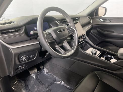 Used 2023 Jeep Grand Cherokee Limited w/ Black Appearance Package AWD/4WD image 9