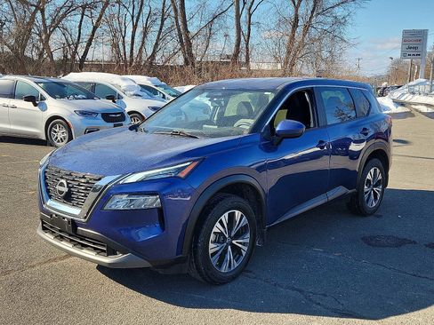 Used 2023 Nissan Rogue SV image 3