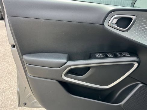 Used 2025 Kia Soul LX w/ LX Technology Package FWD image 18