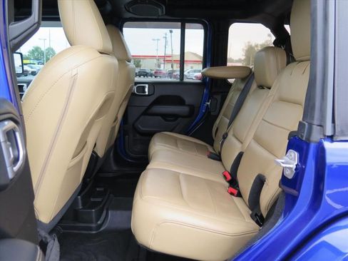 Used 2019 Jeep Wrangler Unlimited Sahara w/ Cold Weather Group AWD/4WD image 17