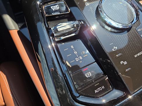 Used 2025 BMW i5 xDrive40 w/ Executive Package image 16