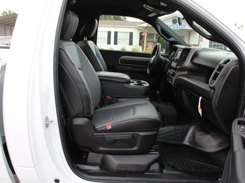 Used 2024 RAM 2500 Tradesman w/ Chrome Appearance Group AWD/4WD image 17