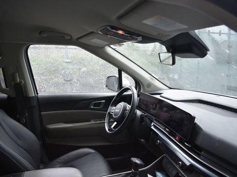 Used 2025 Kia Carnival FWD image 20