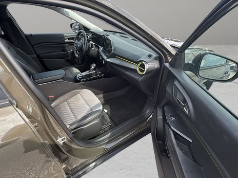 Used 2024 Chevrolet Trax LT w/ LT Convenience Package image 16