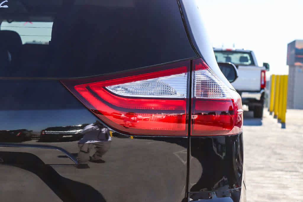 Used 2019 Toyota Sienna XLE w/ XLE Navigation Package FWD image 9