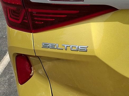 Used 2023 Kia Seltos S w/ Navigation Package FWD image 8