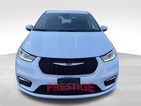 Used 2023 Chrysler Pacifica Touring-L FWD image 3