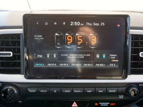 Used 2022 Hyundai Venue Limited image 11