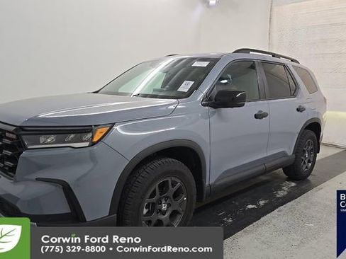 Used 2025 Honda Pilot TrailSport image 3