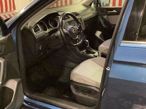 Used 2018 Volkswagen Tiguan SE w/ Panoramic Sunroof Package image 10