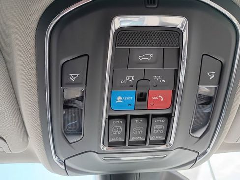 Used 2024 Jeep Wagoneer 4WD w/ Premium Group I image 18