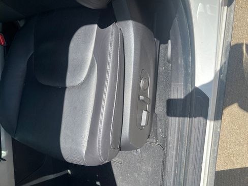 Used 2024 Kia Carnival EX FWD image 8