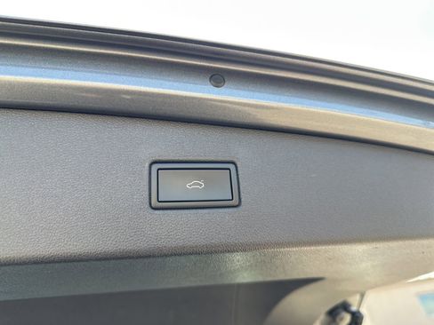 Certified 2022 Volkswagen Tiguan SEL R-Line image 30