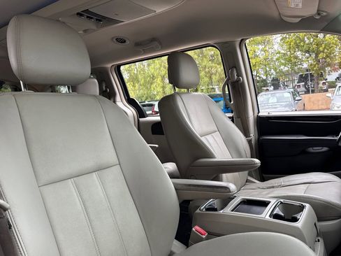 Used 2013 Chrysler Town & Country Touring image 30