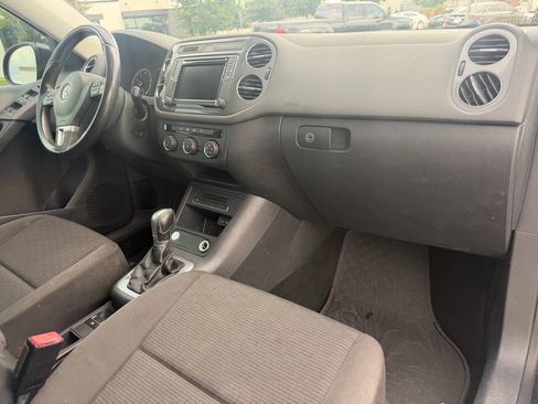 Used 2018 Volkswagen Tiguan Limited FWD image 18