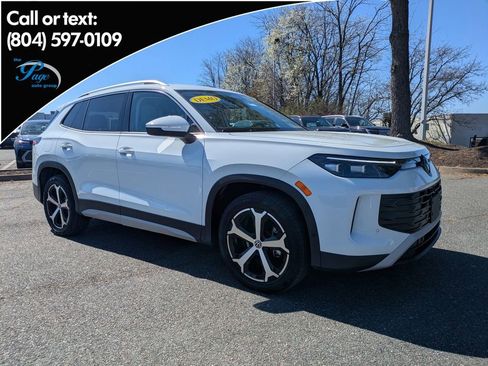 Certified 2025 Volkswagen Tiguan SE image 1