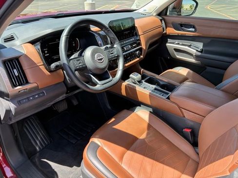 Used 2023 Nissan Pathfinder Platinum FWD image 12