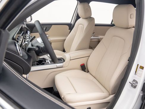 New 2025 Mercedes-Benz GLB 250 4MATIC image 18