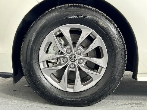 Used 2021 Toyota Sienna XLE image 36