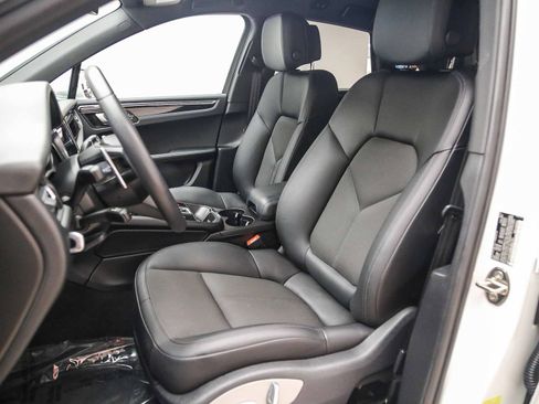 Certified 2022 Porsche Macan AWD/4WD image 5