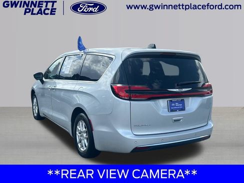 Used 2024 Chrysler Pacifica Touring-L FWD image 8