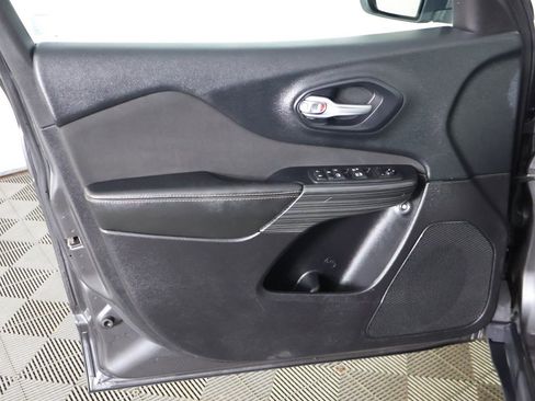 Used 2016 Jeep Cherokee Latitude w/ Cold Weather Group image 18