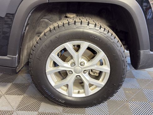 Used 2023 Jeep Grand Cherokee Limited w/ Luxury Tech Group II image 15