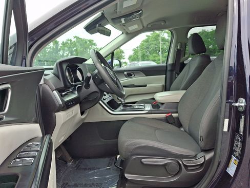 Used 2023 Kia Carnival LX FWD image 13