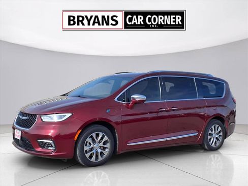 Used 2021 Chrysler Pacifica Limited w/ Uconnect Theater Family Group image 14