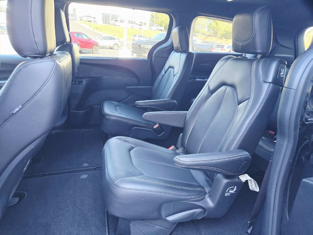 Certified 2025 Chrysler Pacifica Select FWD image 12