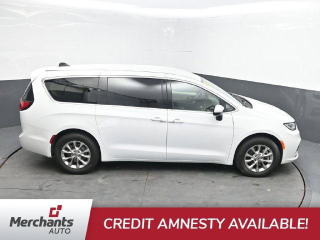 Used 2023 Chrysler Pacifica Touring-L AWD/4WD image 31