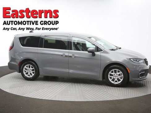 Used 2023 Chrysler Pacifica Touring-L FWD image 47
