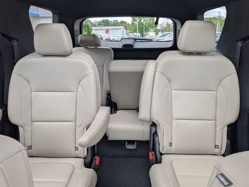 Used 2023 Chevrolet Traverse LT w/ LT Premium Package FWD image 16