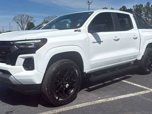 Used 2025 Chevrolet Colorado Z71 w/ Midnight Edition image 3