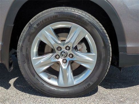Used 2017 Toyota Highlander Limited image 11
