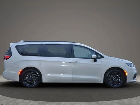 Used 2021 Chrysler Pacifica Touring w/ S Appearance Package image 14