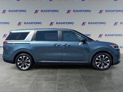 Used 2024 Kia Carnival EX FWD image 6