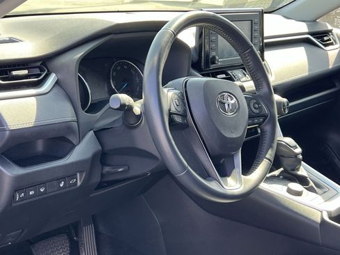 Used 2022 Toyota RAV4 XLE Premium image 16