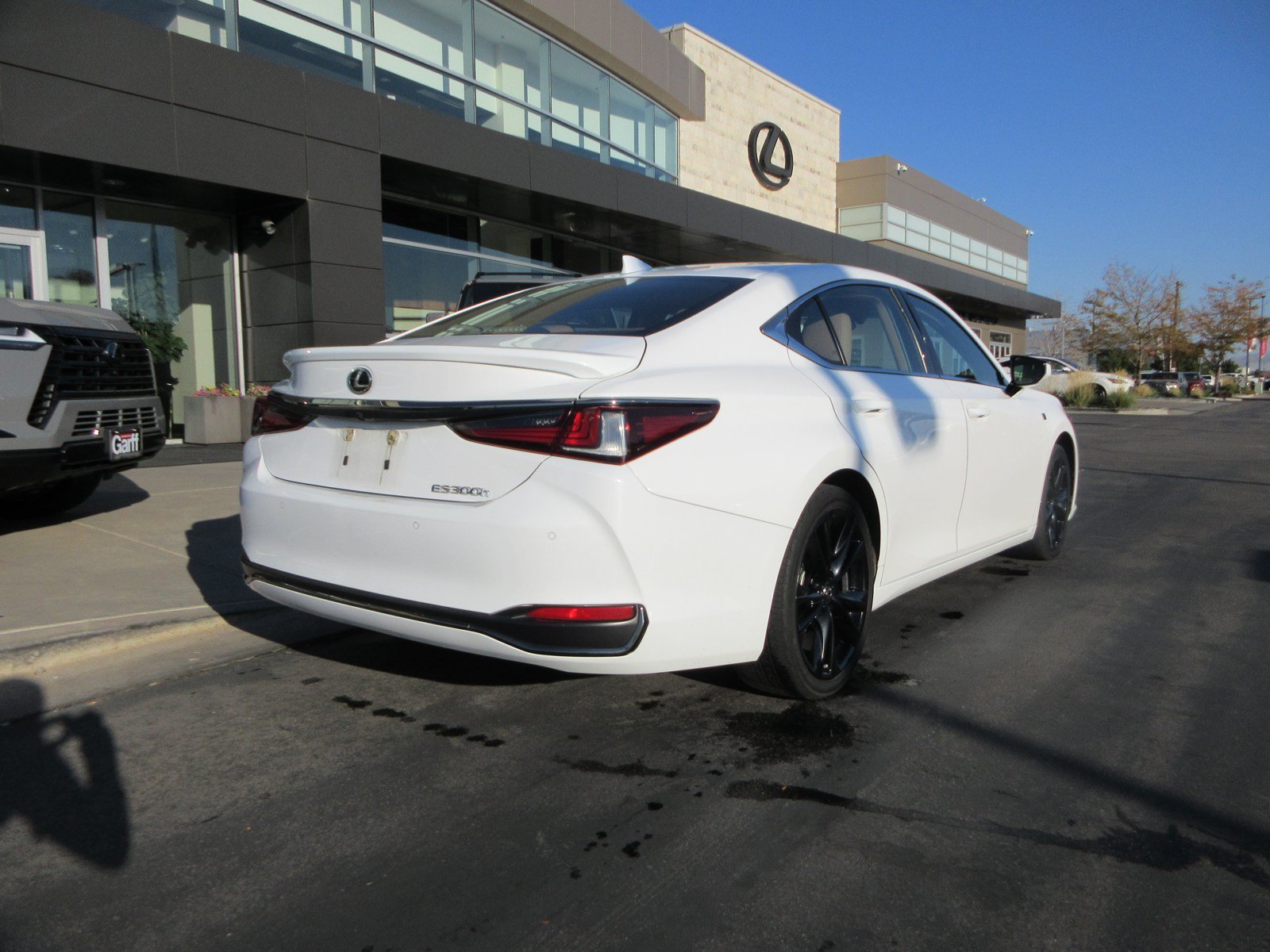 Used 2023 Lexus ES 300h w/ Accessory Package (Z2) FWD image 10