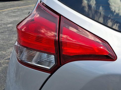 Used 2019 Nissan Kicks S FWD image 11