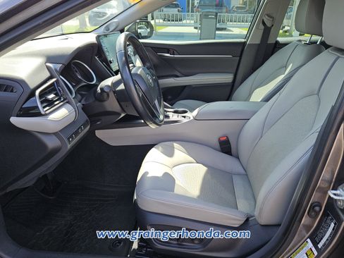 Used 2022 Toyota Camry XLE w/ Navigation Package FWD image 10