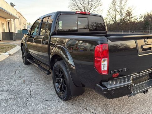 Used 2021 Nissan Frontier SV w/ Midnight Edition Floor Mats image 10