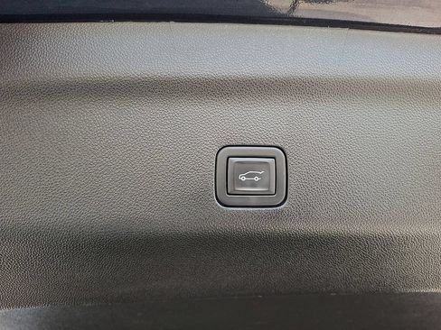 Used 2023 Chevrolet Tahoe Premier AWD/4WD image 32