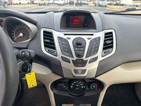 Used 2012 Ford Fiesta SE image 5