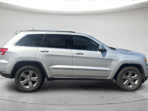 Used 2011 Jeep Grand Cherokee Laredo AWD/4WD image 4