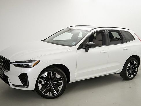 Certified 2026 Volvo XC60 B5 Plus AWD/4WD image 3